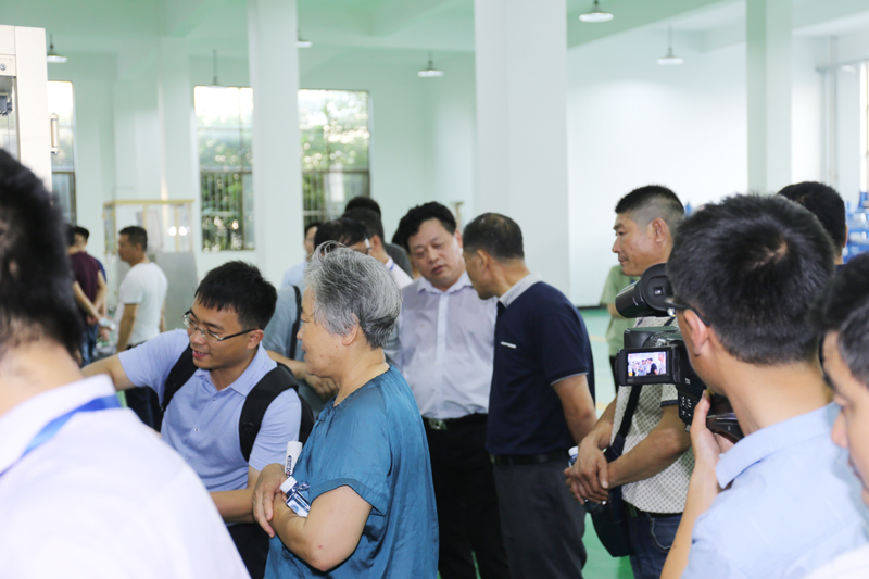 The leading expert of the first (2017) seminar on the technical exchange of China hotel daily chemicals products came to SinaEkato to guide